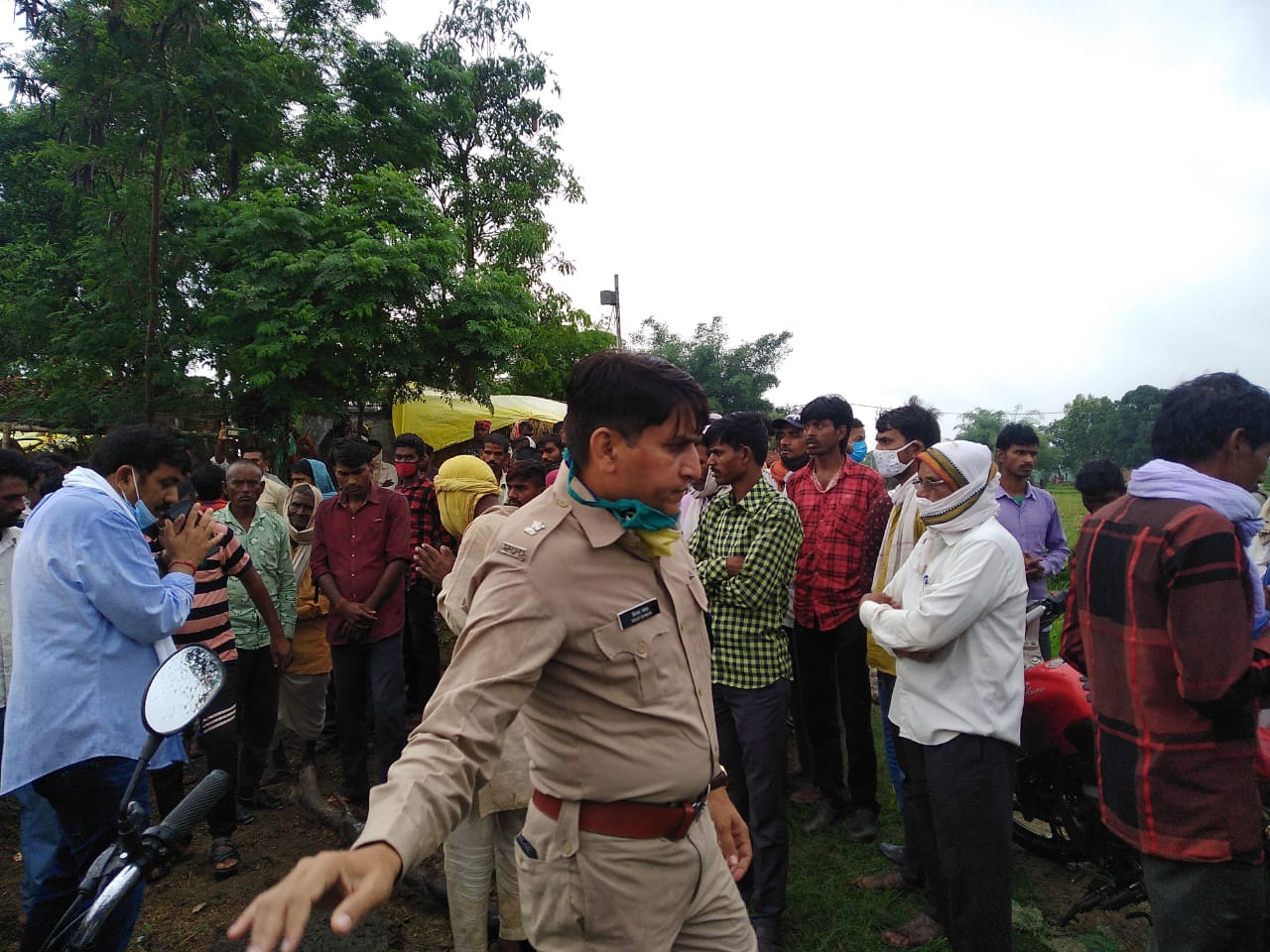 REWA : पुलिस वाहन से कूदकर घायल हुये युवक ने तोड़ा दम, पुलिस की मौजूदगी में हुआ अंतिम संस्कार